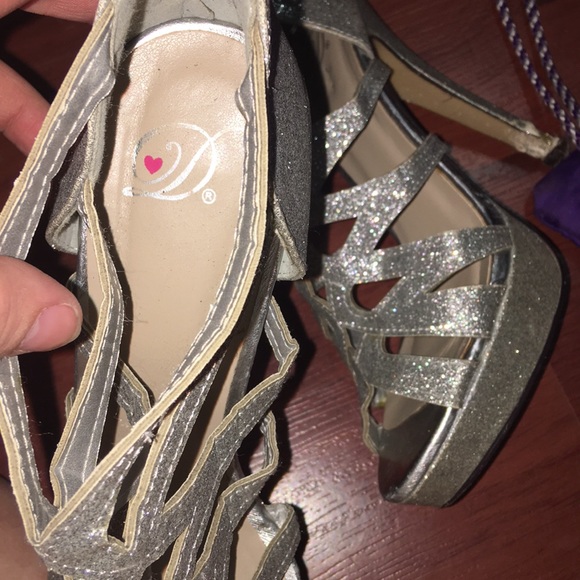 Cute silver heels ! - Picture 4 of 4